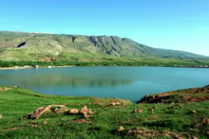 トルクメニスタン探訪：アシガバート、ダルヴァザの炎とコイテンダグ山地